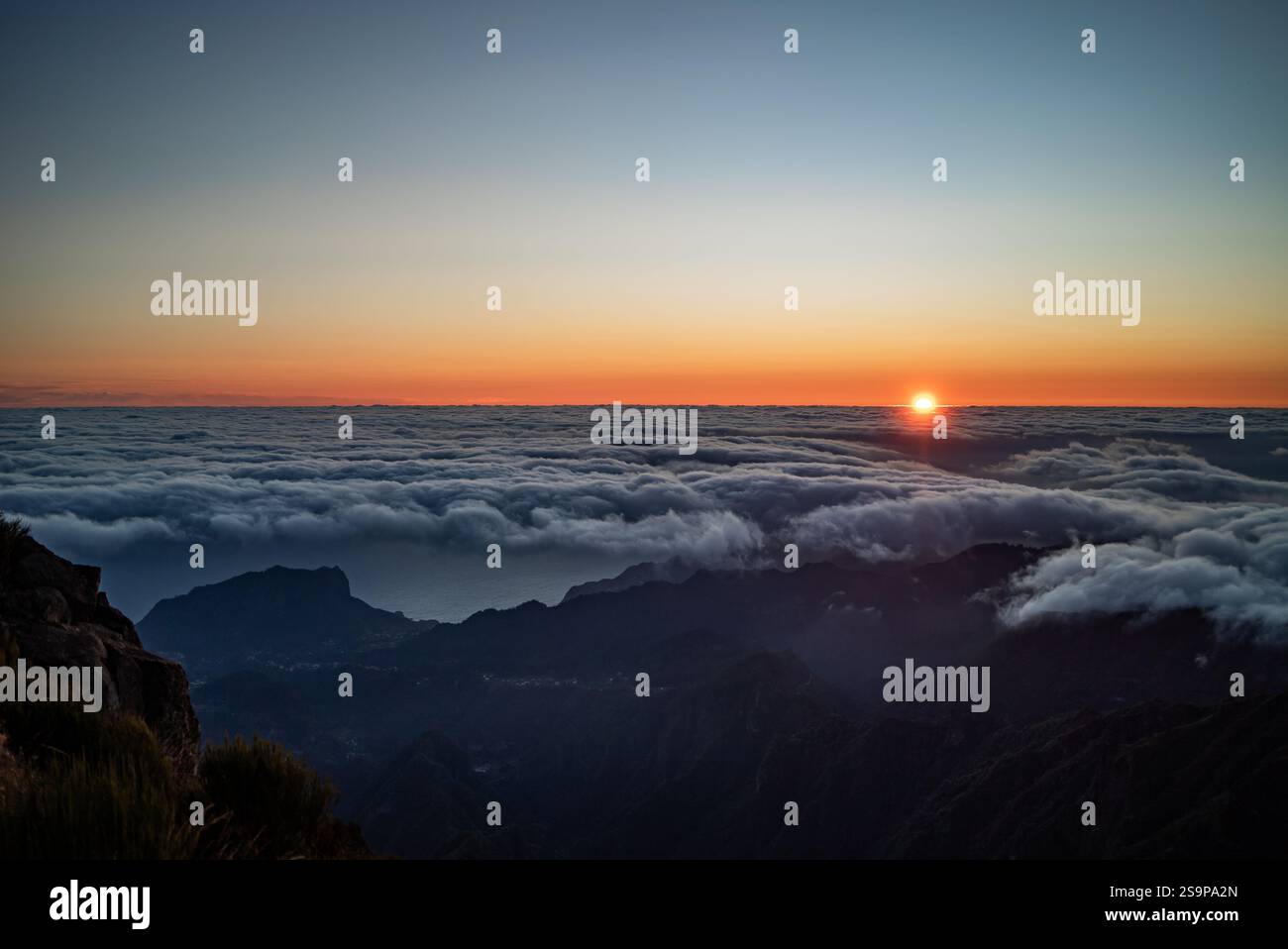 La magia dell'alba sulle vette montuose in Portogallo Foto Stock