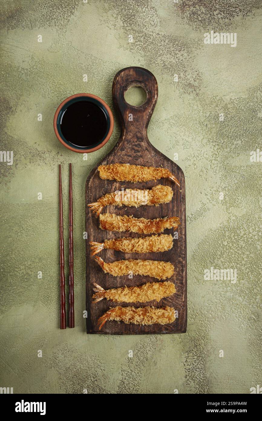Gamberi in tempura, fritti in profondità, su una tavola di legno, vista dall'alto, niente persone Foto Stock
