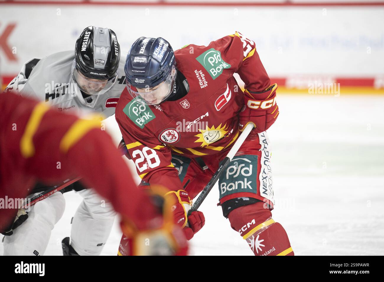 PSD Bank Dome, Duesseldorf, Renania settentrionale-Vestfalia, Joshua Currie (Koelner Haie, n. 18), Alexander EHL (Duesseldorfer EG, n. 28), PENNY DEL, Duesseldorfer Foto Stock