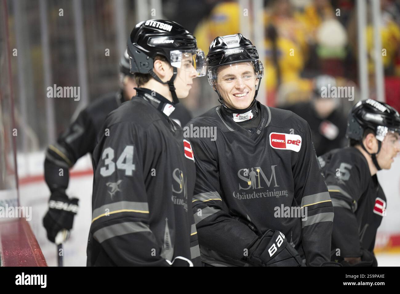PSD Bank Dome, Duesseldorf, Renania settentrionale-Vestfalia, Jan-Luca Sennehnn (Koelner Haie, #17), Elias Lindner (Koelner Haie, #34), PENNY DEL, Duesseldorfer Foto Stock