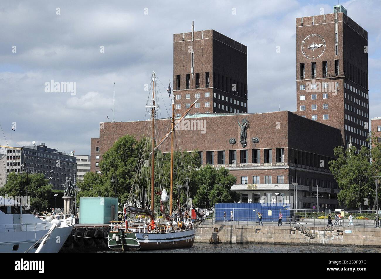 Vista di un porto con una nave a vela e suggestivi edifici in mattoni sullo sfondo, Oslo, norvegia Foto Stock Vista di un porto con una nave a vela e suggestivi edifici in mattoni sullo sfondo, Oslo, norvegia Foto Stock