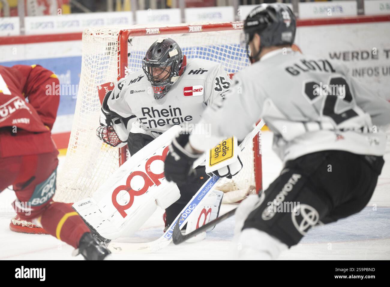 PSD Bank Dome, Duesseldorf, Renania settentrionale-Vestfalia, Julius Hudacek (Koelner Haie, #35), PENNY DEL, Duesseldorfer EG- Koelner Haie su 24.01.2025 presso il Foto Stock