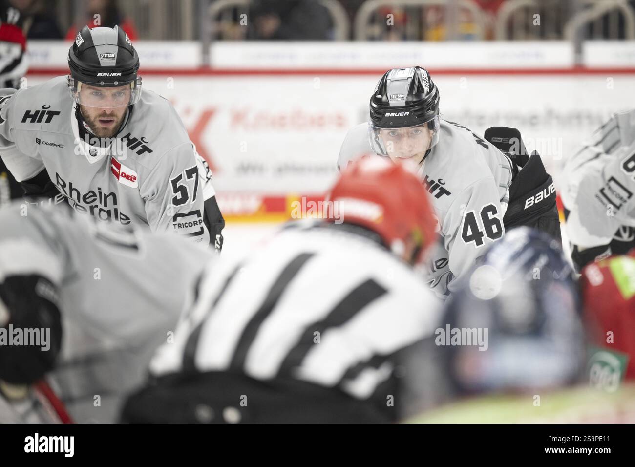 PSD Bank Dome, Duesseldorf, Renania settentrionale-Vestfalia, Kevin Niedenz (Koelner Haie, #46), Brady Austin (Koelner Haie, #57), PENNY DEL, Duesseldorfer EG- Foto Stock