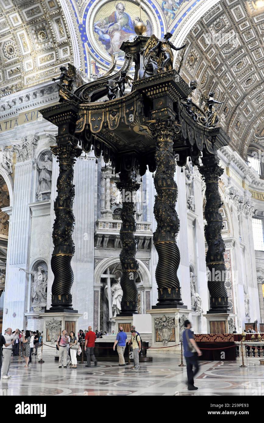 Basilica di San Pietro, Vaticano, Roma, Italia, grande, baldacchino barocco riccamente decorato con colonne ritorte, Roma, Lazio, Italia, Europa Foto Stock