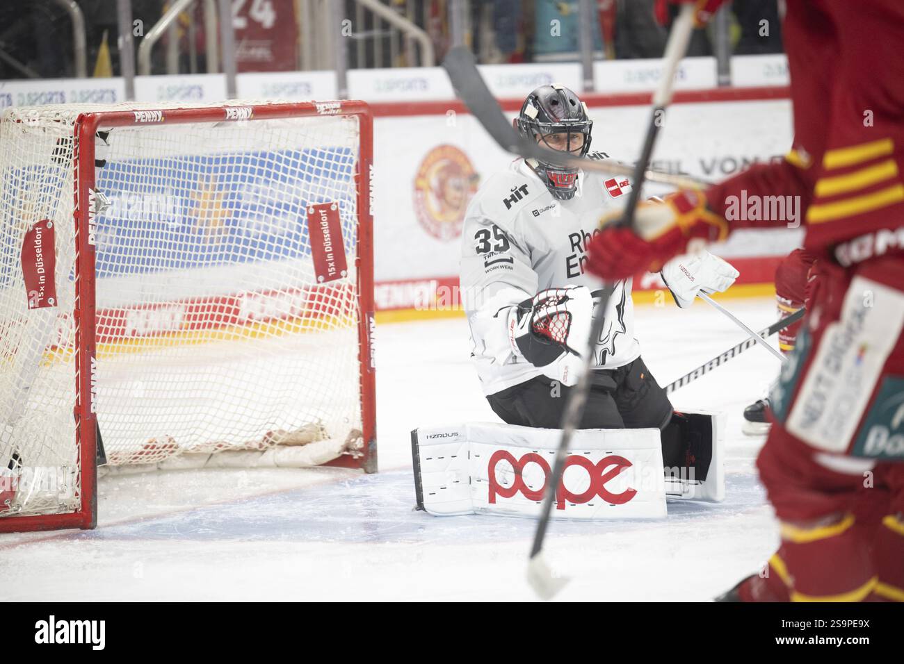 PSD Bank Dome, Duesseldorf, Renania settentrionale-Vestfalia, Julius Hudacek (Koelner Haie, #35), PENNY DEL, Duesseldorfer EG- Koelner Haie su 24.01.2025 presso il Foto Stock