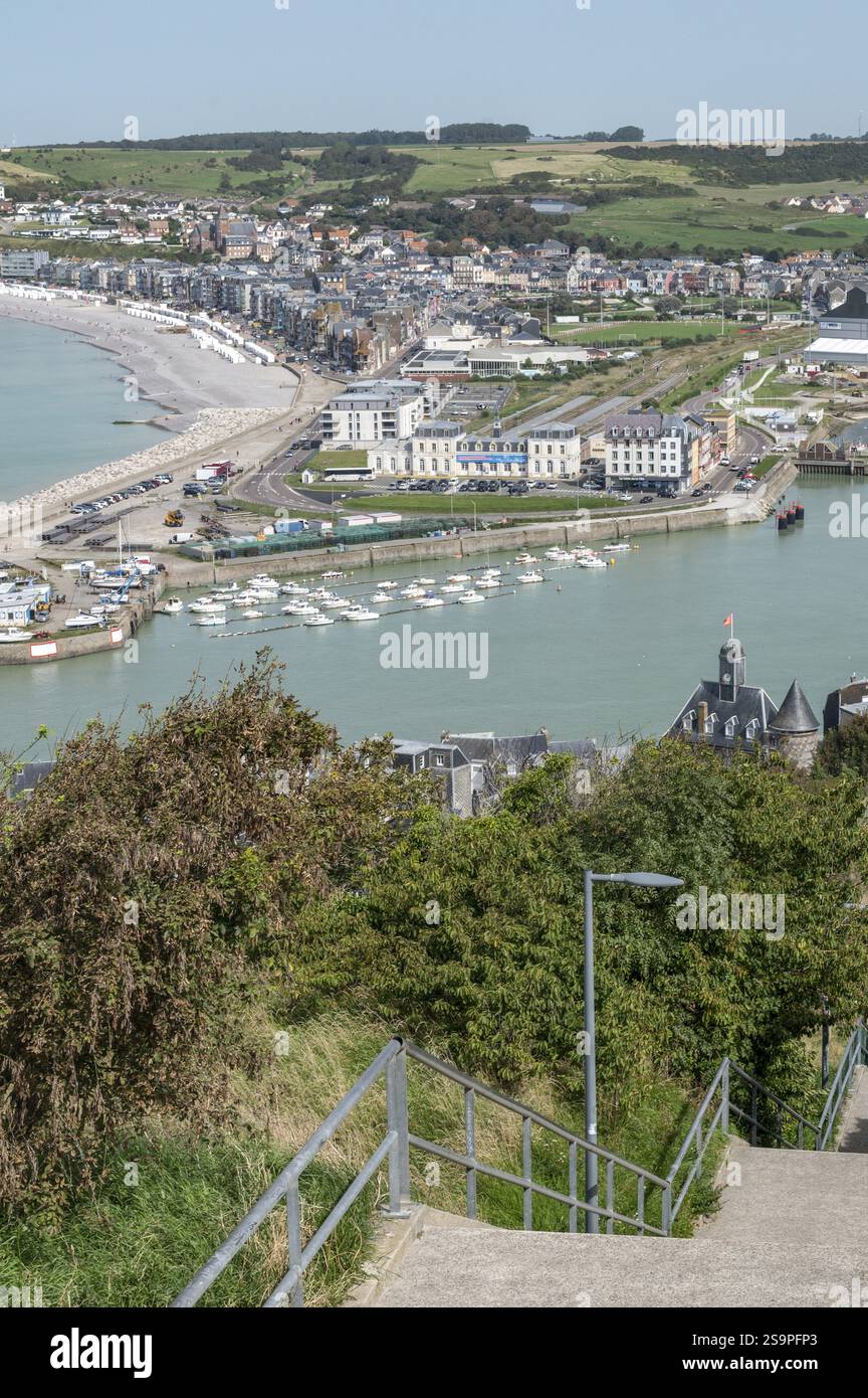 La vista di le Treport dal punto di osservazione della scogliera e le scale che vi conducono, Cote d'Albatre, Senna marittima, Normandia, Francia, Europa Foto Stock