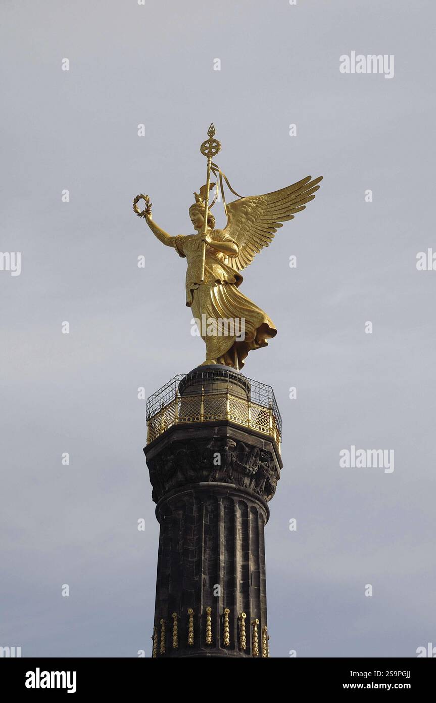 Statua dorata su un'alta colonna sotto un cielo nuvoloso, Berlino, Germania, Europa Foto Stock