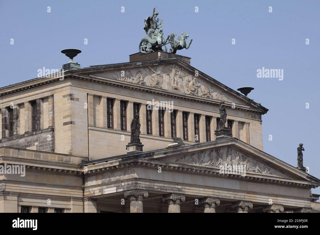 Facciata della sala da concerto con statua sul Gendarmenmarkt, Berlino, Germania, Europa Foto Stock