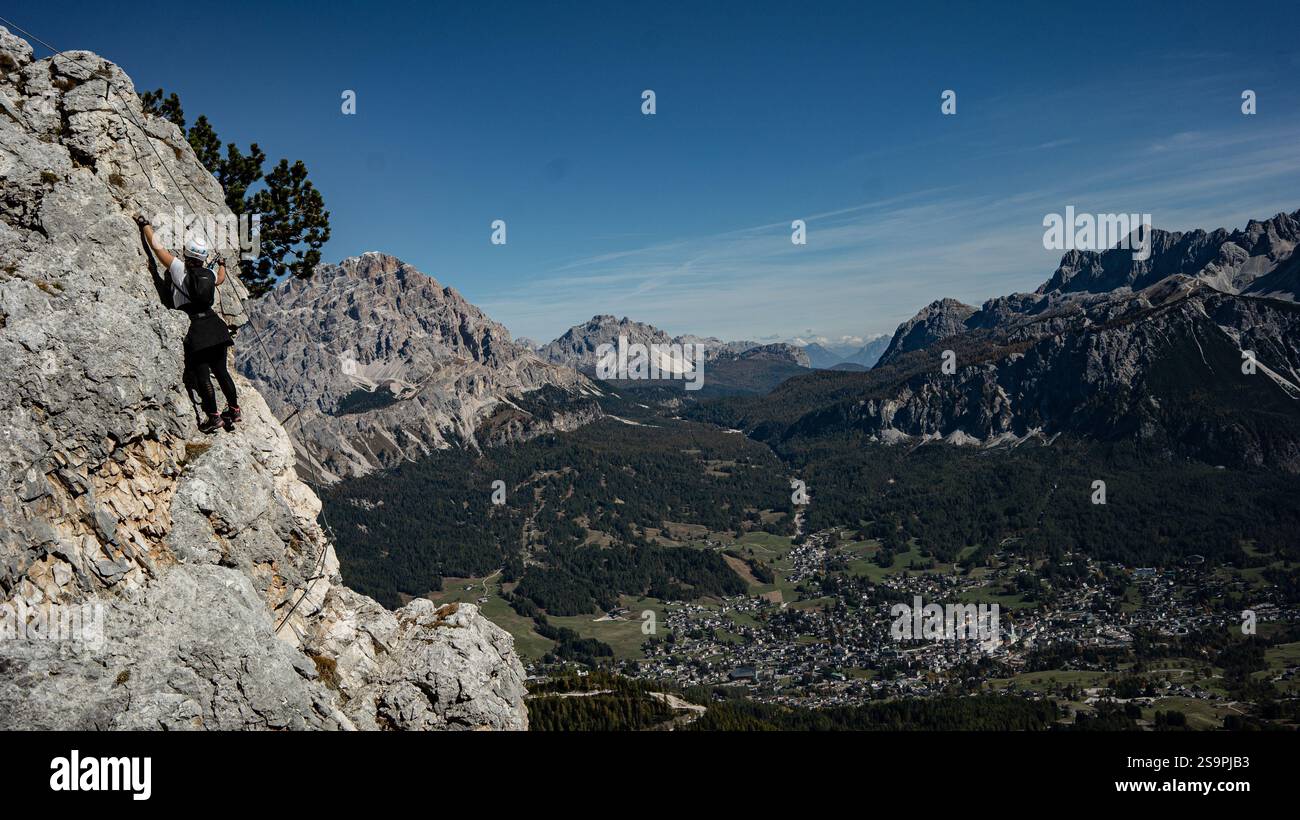 Alpinista su ripida parete rocciosa – Dolomiti Foto Stock