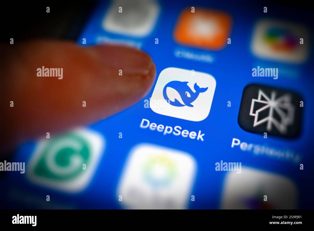 Edimburgo, Regno Unito. 27 gennaio 2024. Persona che utilizza l'app DeepSeek su uno smartphone. Il successo del nuovo chatbot cinese di intelligenza artificiale DeepSeek fa precipitare le scorte tecnologiche in tutto il mondo. Il nuovo chatbot minaccia di abbinare le prestazioni dei principali concorrenti globali a un costo inferiore. Iain Masterton/Alamy Live News Foto Stock