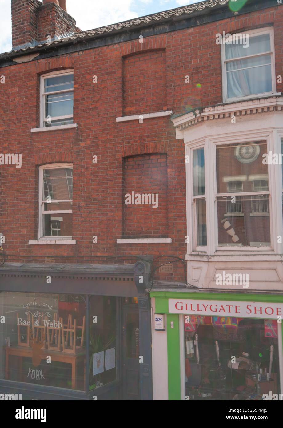 Finestre ristrutturate per evitare imposte sui finestrini a York nel Regno Unito Foto Stock