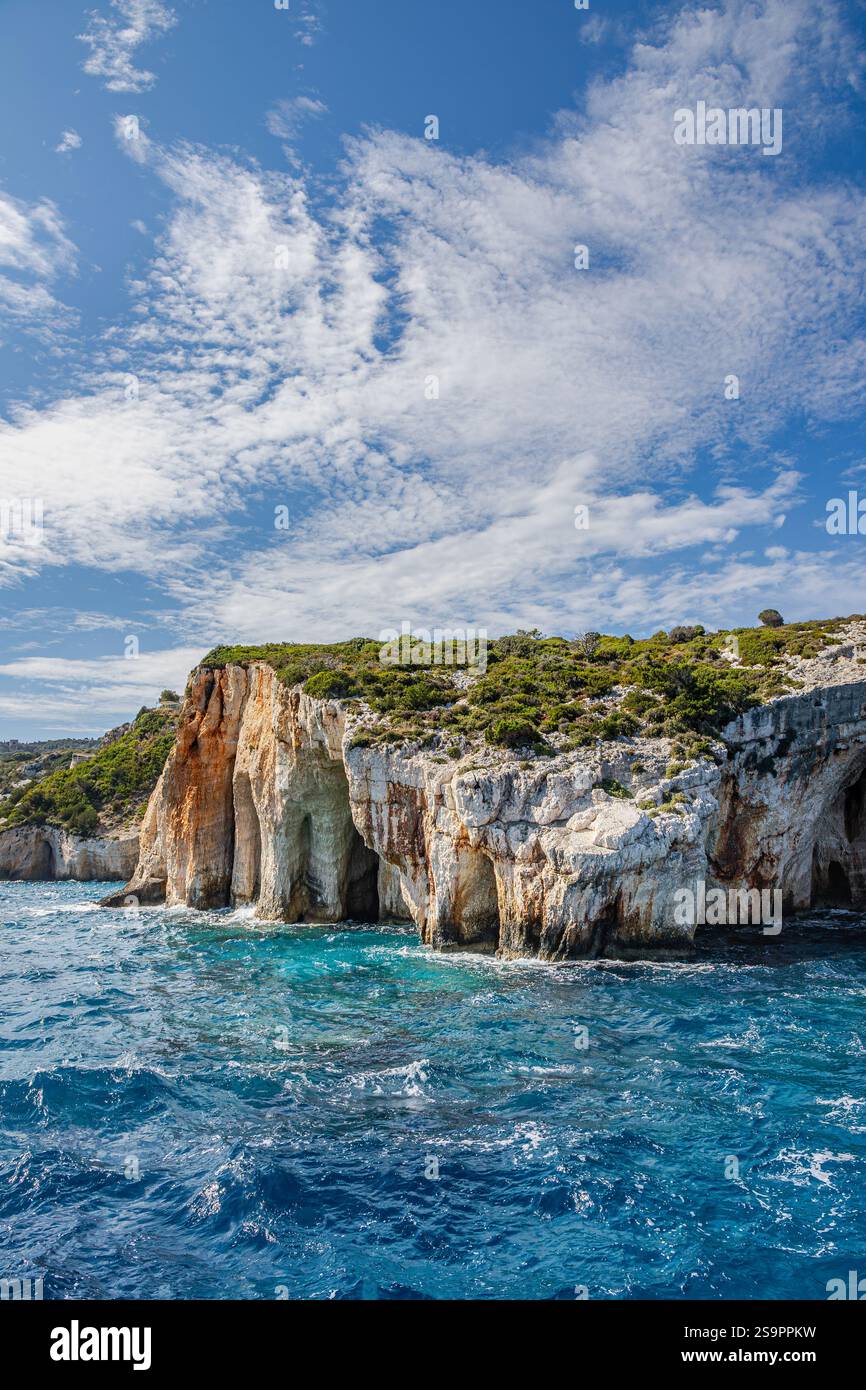 Incredibili colori delle Grotte Azzurre sull'isola di Zante, Grecia Foto Stock