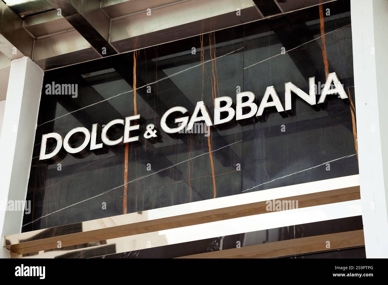 Ho chi Minh City, Vietnam - 28 marzo 2023: Cartello commerciale del negozio di moda con logo Dolce e Gabbana. Famoso marchio di abbigliamento e accessori di lusso adv Foto Stock