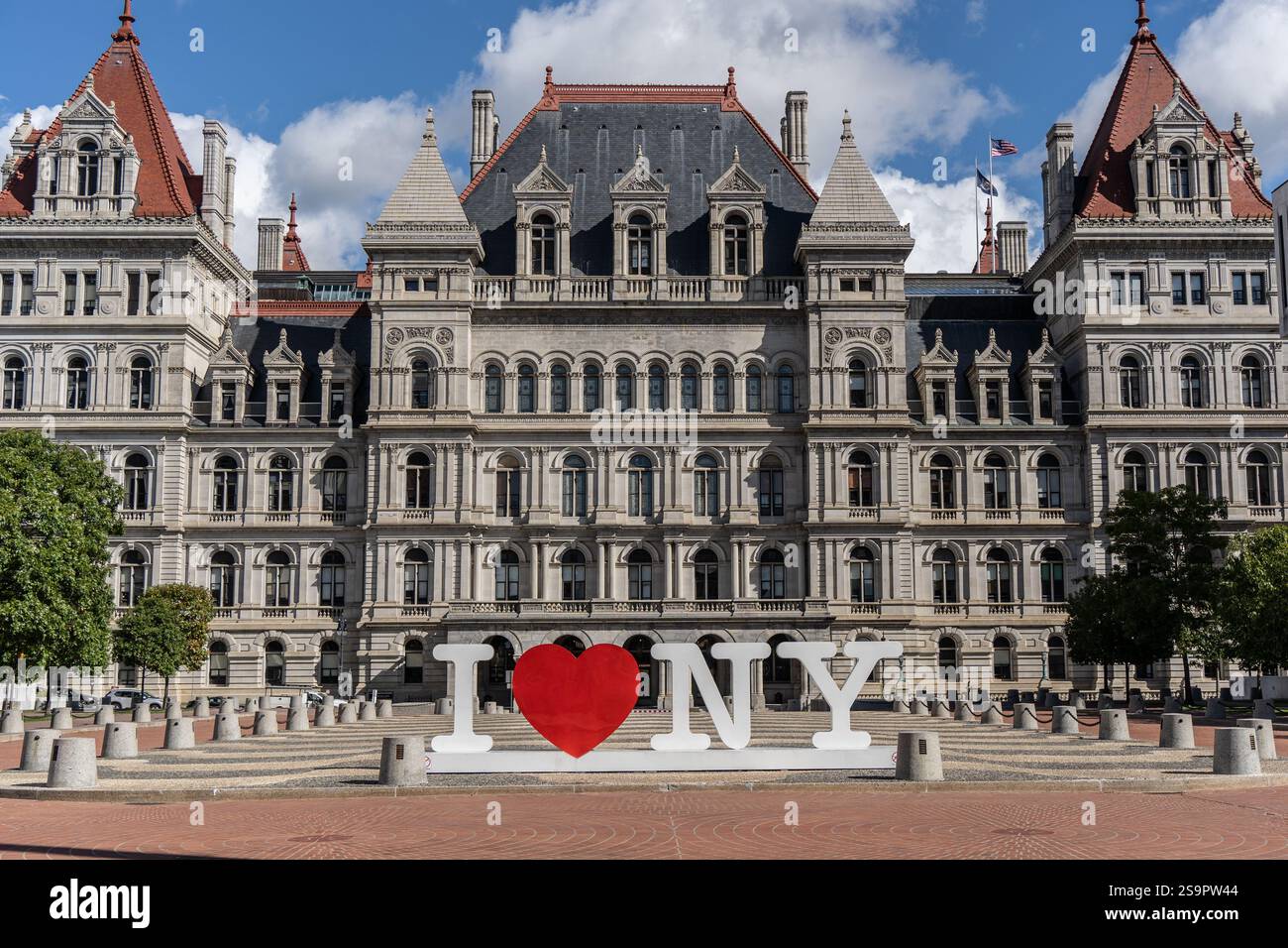 Albany, New York, 9 ottobre 2024: New York State Capitol Building su sfondo blu Foto Stock