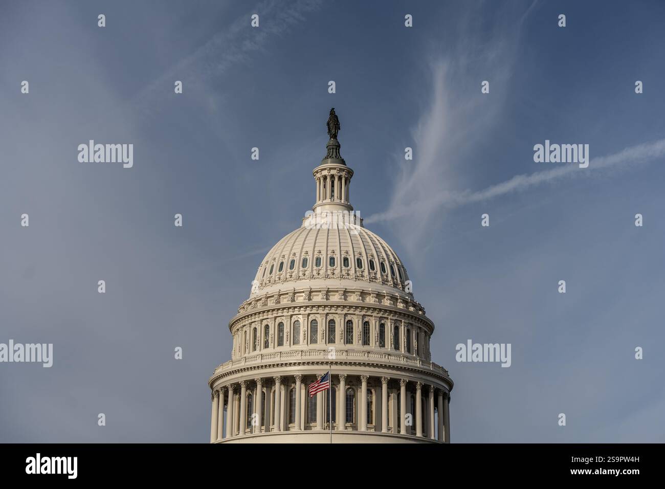United State Capitol Building Dome su sfondo blu Foto Stock