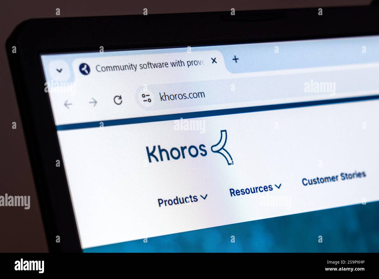 New York, USA - 22 gennaio 2025: Sito Web di Khoros visualizzato sullo schermo di un laptop che mostra il software della comunità e le soluzioni per il coinvolgimento dei clienti Foto Stock