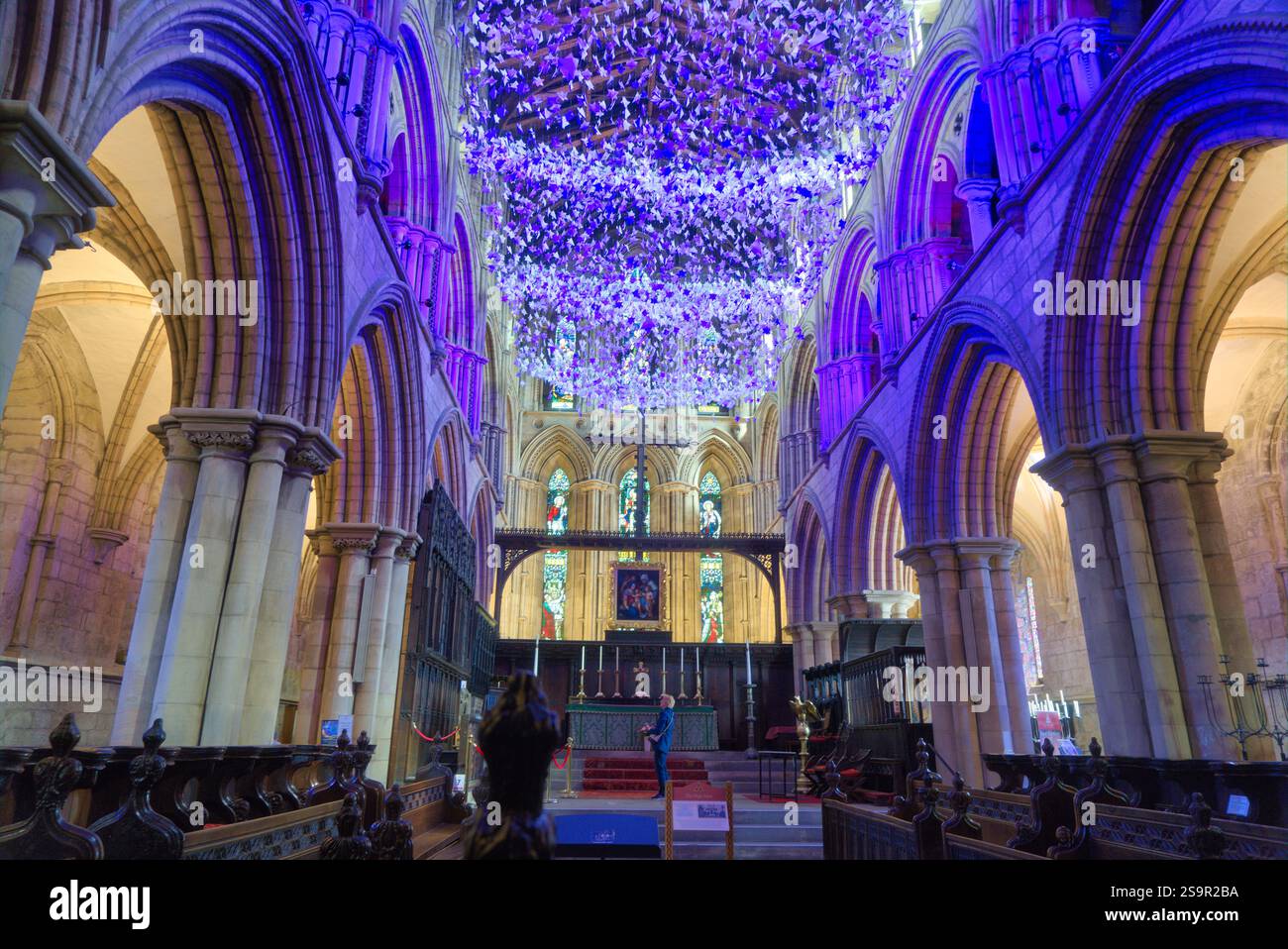 Fotografia interna dell'Abbazia di Hexham del XII secolo con origami 'stelle per l'eternità' sul tetto. Hexham; Northumberland; Inghilterra; Regno Unito Foto Stock