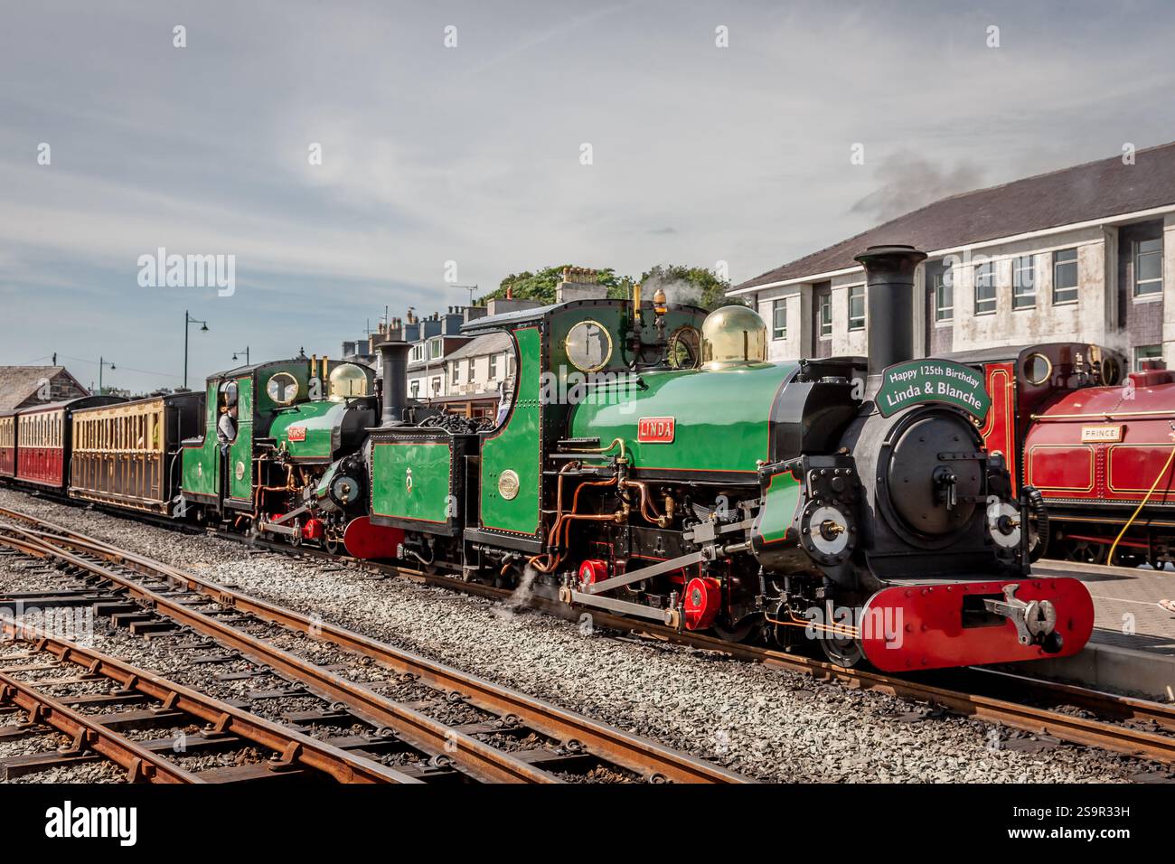 Hunslet 2-4-0STT 'Linda' e 'Blanche' aspettano alla stazione del porto di Porthmadog durante l'Hunslet 125 sulla ferrovia Ffestiniog Foto Stock