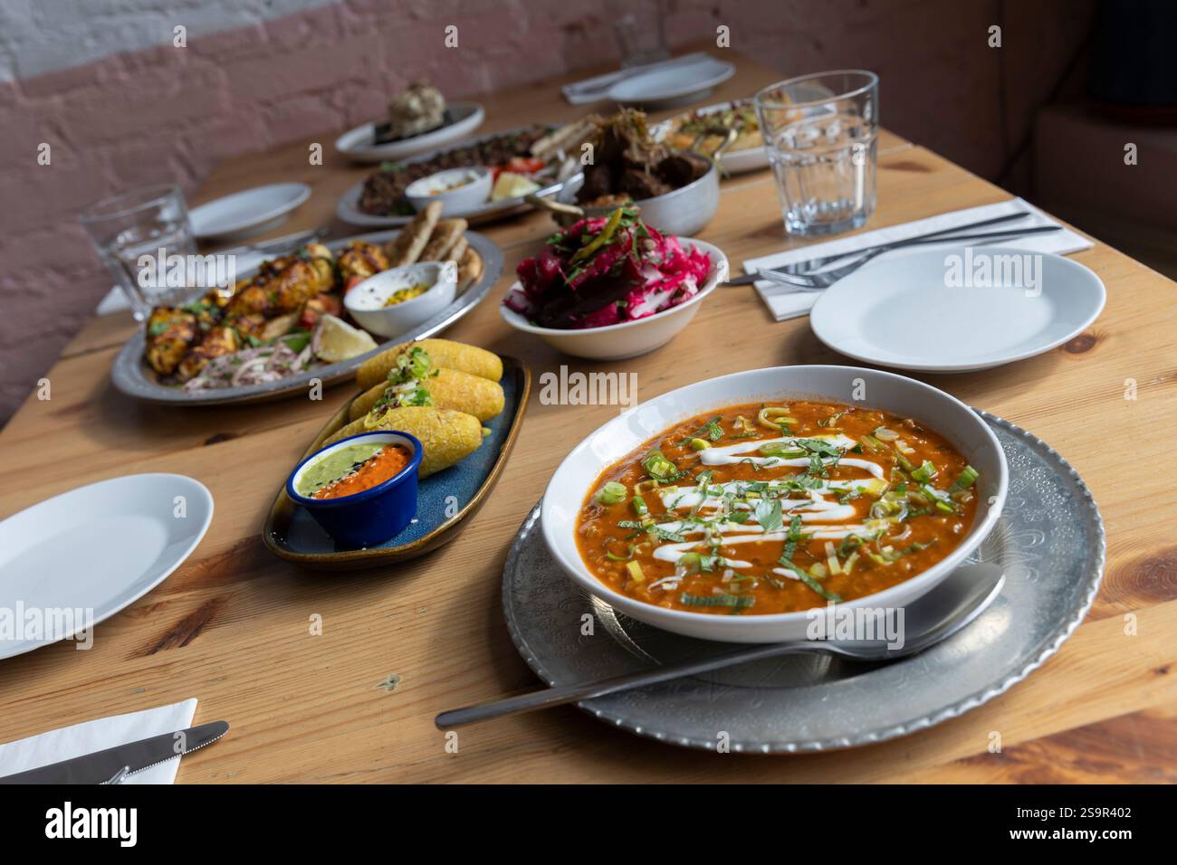 Nandine, un ristorante curdo a conduzione familiare a Camberwell, nel sud di Londra, ottobre 2024. Credito fotografico: Sam Foto Stock
