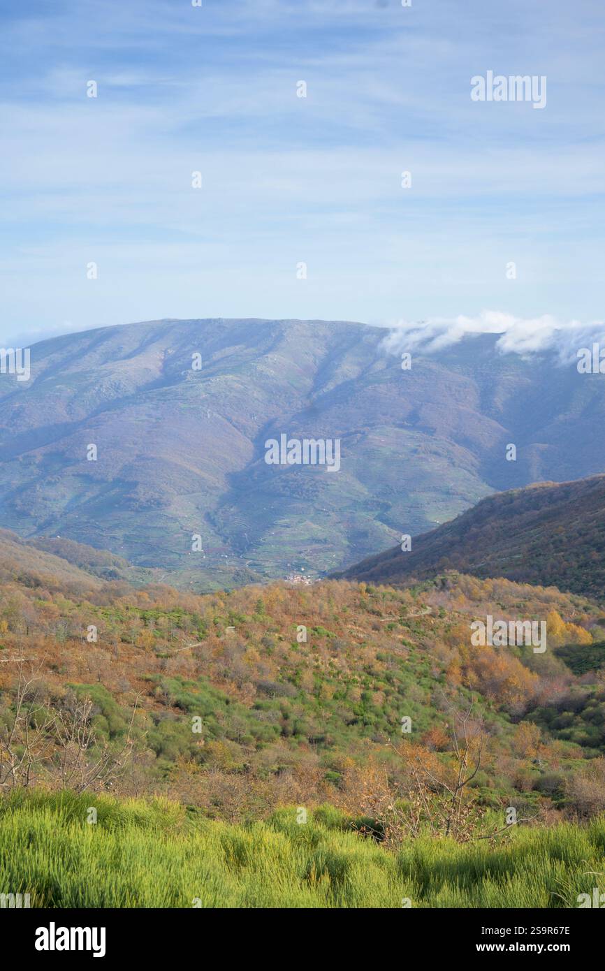 La catena montuosa di Tormantos nella valle del Jerte in autunno in verticale Foto Stock La catena montuosa di Tormantos nella valle del Jerte in autunno in verticale Foto Stock