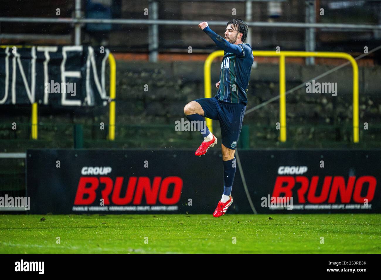Hasselt, Belgio. 25 gennaio 2025. Milts Livio (11) dello Sporting Hasselt segna 1-1 e Hasselt festeggia durante una partita di calcio tra lo Sporting Hasselt e il KSK Heist, sabato 25 gennaio 2025 a Hasselt, Belgio . Crediti: Sportpix/Alamy Live News Foto Stock