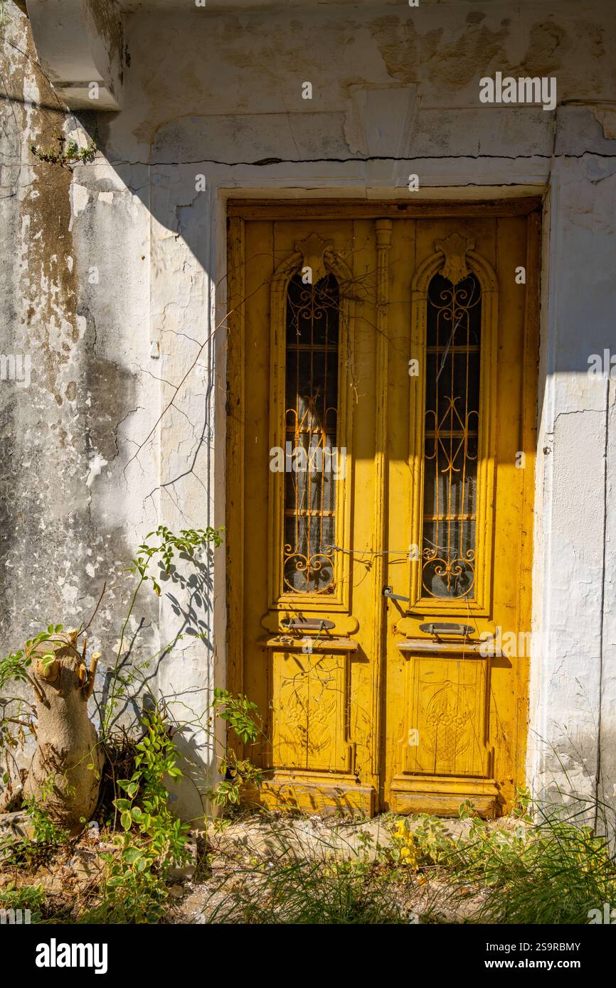 Vecchia porta nel villaggio di Trikeri sulle colline nel sud della Grecia del Pilio Foto Stock