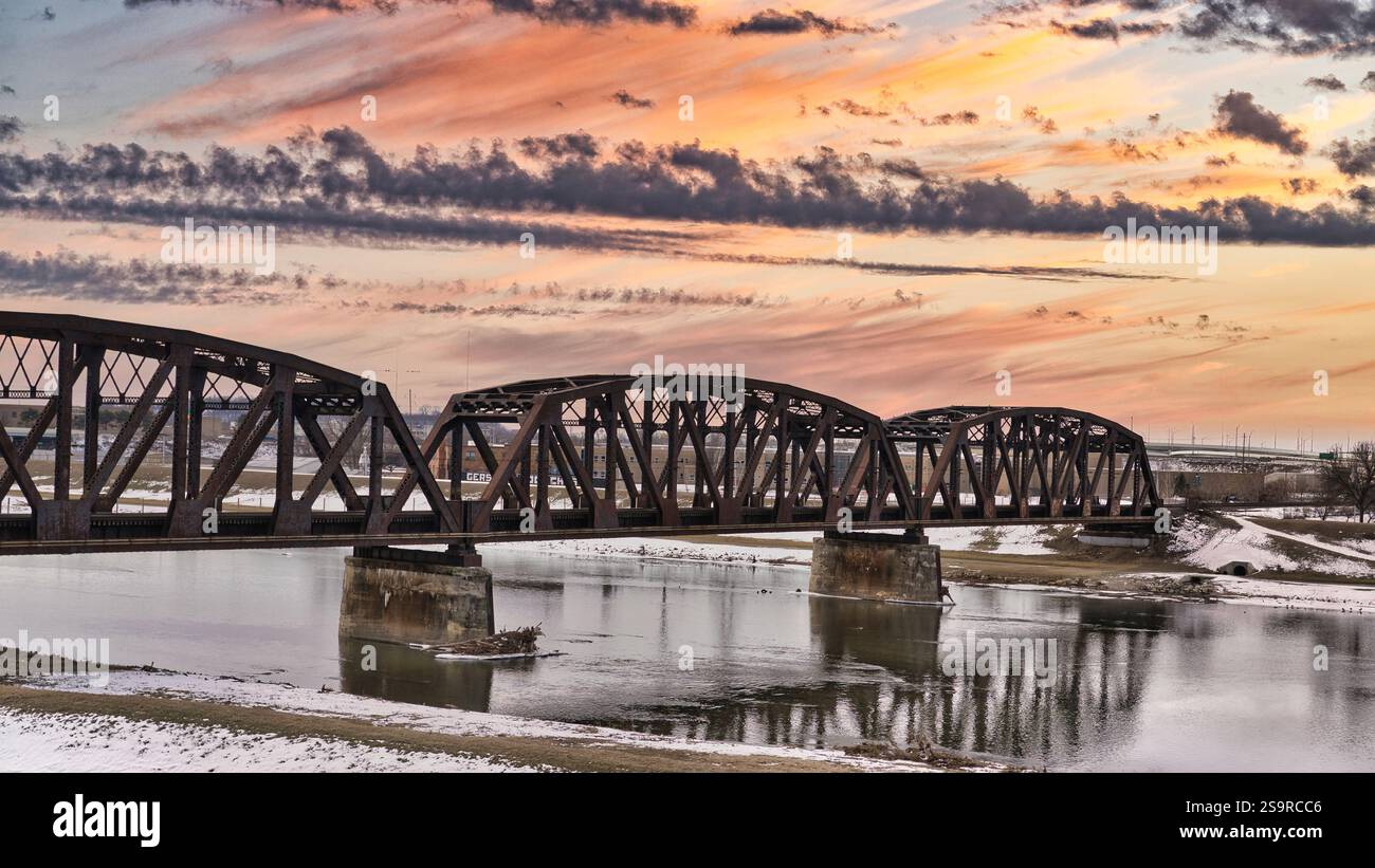 Ponte ferroviario sul fiume Great Miami Dayton Ohio USA 2025 Foto Stock