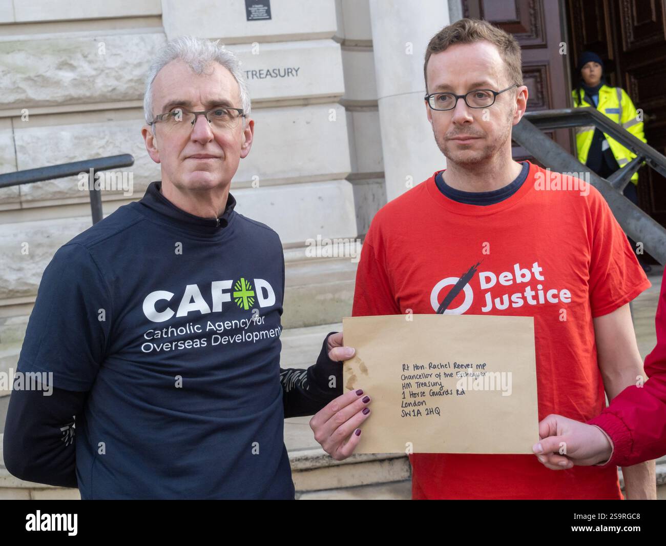 Londra, Regno Unito. 27 gennaio 2025. I manifestanti conservano la lettera che non erano autorizzati a consegnare. All'inizio del Giubileo del 2025, i sostenitori di tutte le fedi e nessuno iniziano la loro campagna globale per la giustizia del debito presso il Tesoro chiedendo la cancellazione dei debiti globali nei confronti del mondo ricco da parte dei paesi del Sud del mondo. Una campagna del Giubileo 2000 nel precedente Giubileo ha portato alla cancellazione di miliardi di dollari di debiti. Peter Marshall/Alamy Live News Foto Stock