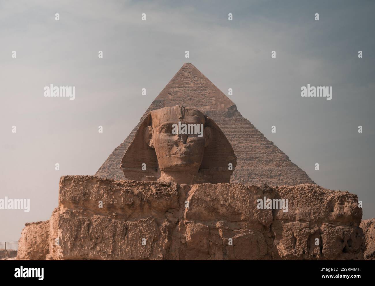 Fotografia della Sfinge. Viaggio turistico in Egitto. Piramidi di Giza. Archeologia. Il Cairo. Fotografia per agenzia di viaggi Foto Stock