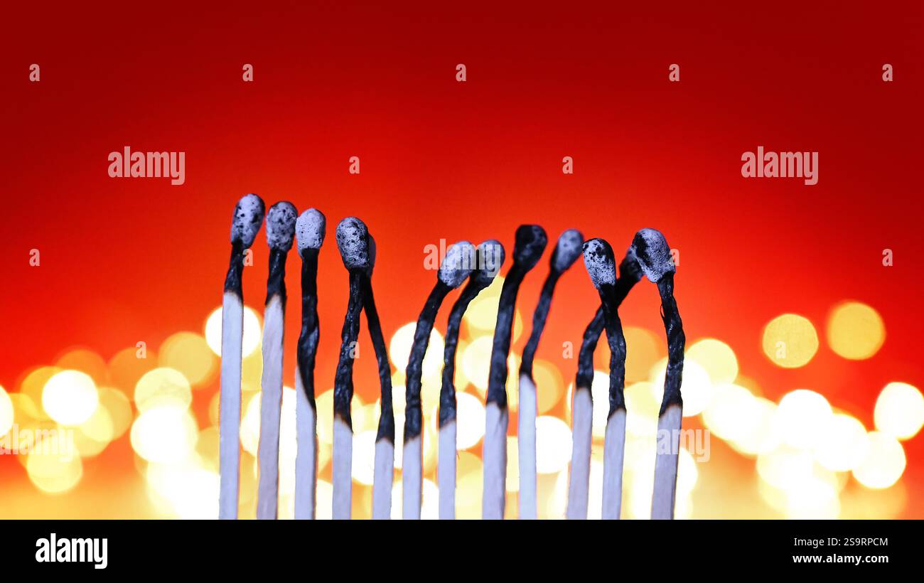 Combattimenti in fiamme alla vigilia di Capodanno di dodici mesi. Foto Stock