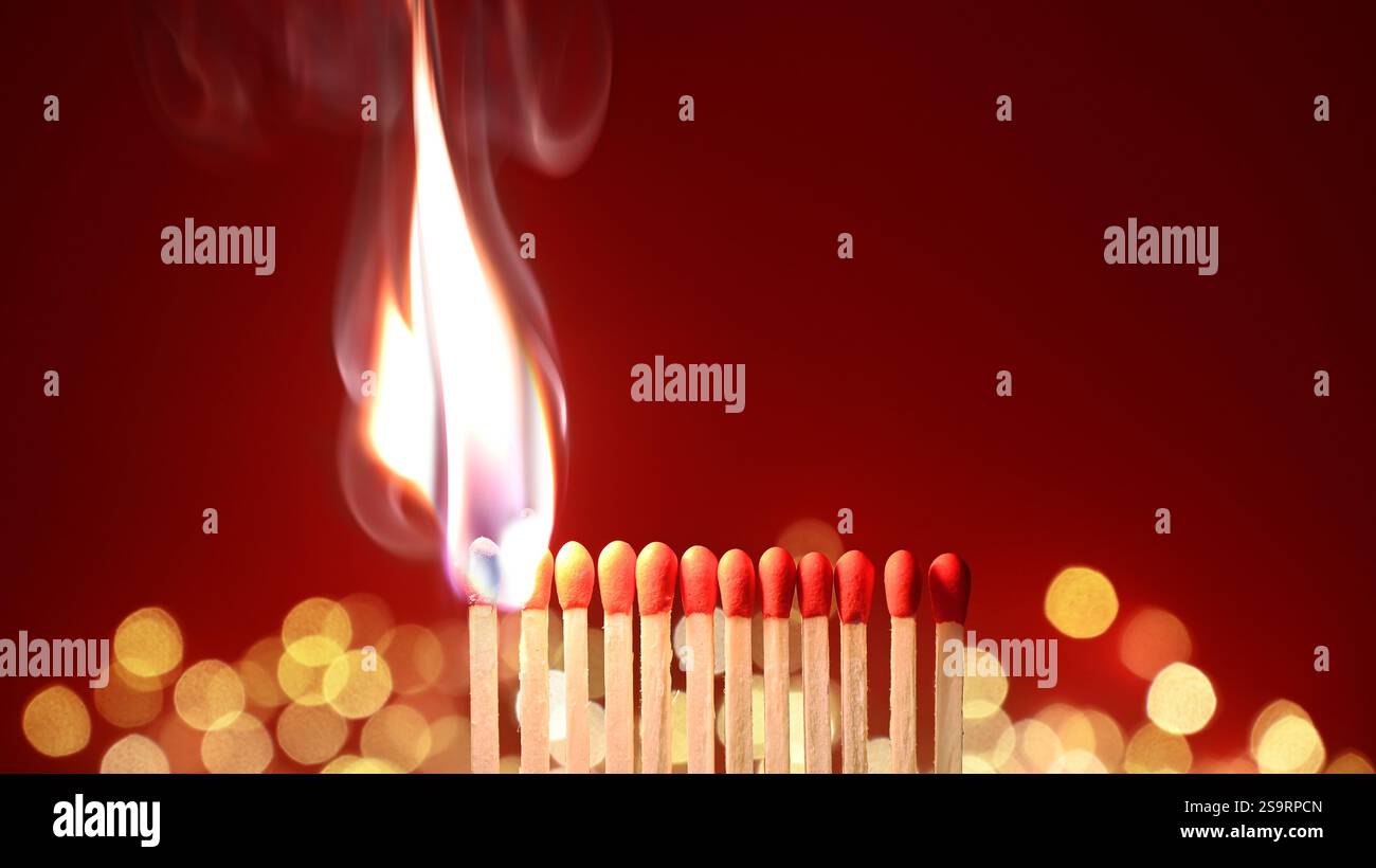 Combattimenti in fiamme alla vigilia di Capodanno di dodici mesi. Foto Stock