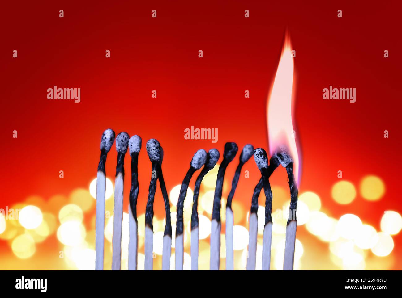 Combattimenti in fiamme alla vigilia di Capodanno di dodici mesi. Foto Stock