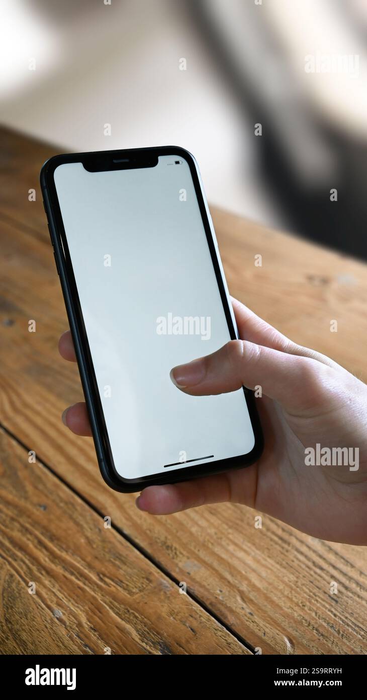 Adolescenti con telefoni cellulari e smartphone che pubblicano messaggi a casa. Foto Stock