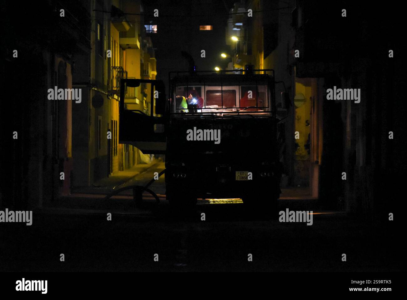 Operatore del carrello durante la pulizia delle acque reflue durante la notte dopo l'allagamento DANA. Paiporta, Spagna Foto Stock