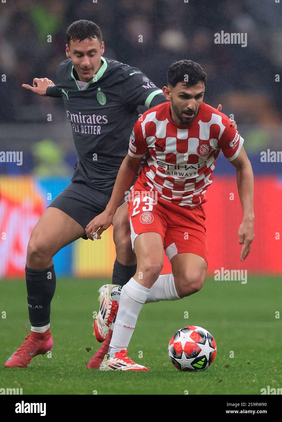Milano, Italia. 22 gennaio 2025. Filippo Terracciano dell'AC Milan sfida Ivan Martin del Girona FC durante la partita di UEFA Champions League a Giuseppe Meazza, Milano. Il credito per immagini dovrebbe essere: Jonathan Moscrop/Sportimage Credit: Sportimage Ltd/Alamy Live News Foto Stock
