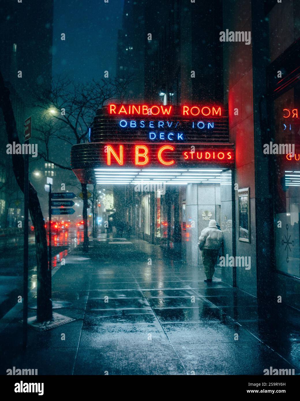 Insegna al neon Rainbow Room per una notte invernale nevosa al Rockefeller Center, a Midtown Manhattan, New York City Foto Stock