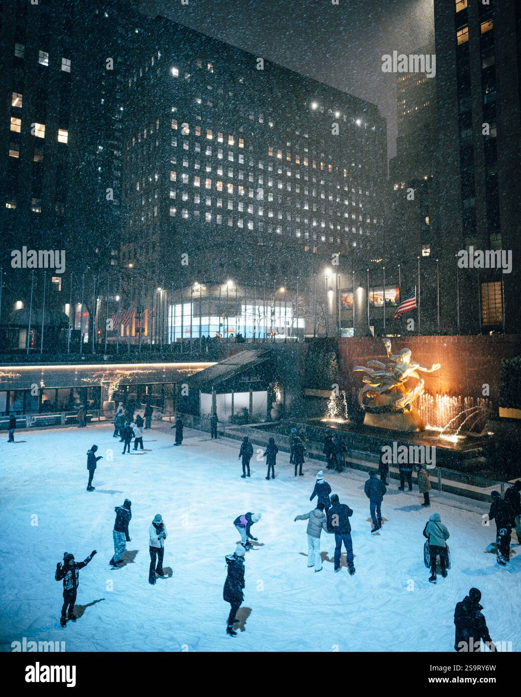 The Rink al Rockefeller Center in una notte invernale nevosa a Midtown Manhattan, New York City Foto Stock