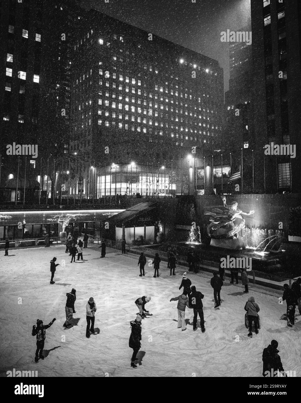 The Rink al Rockefeller Center in una notte invernale nevosa a Midtown Manhattan, New York City Foto Stock