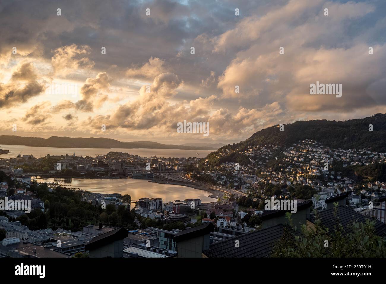 Vista del tramonto sulla città di Bergen dall'Hostel Montana. Norvegia Foto Stock