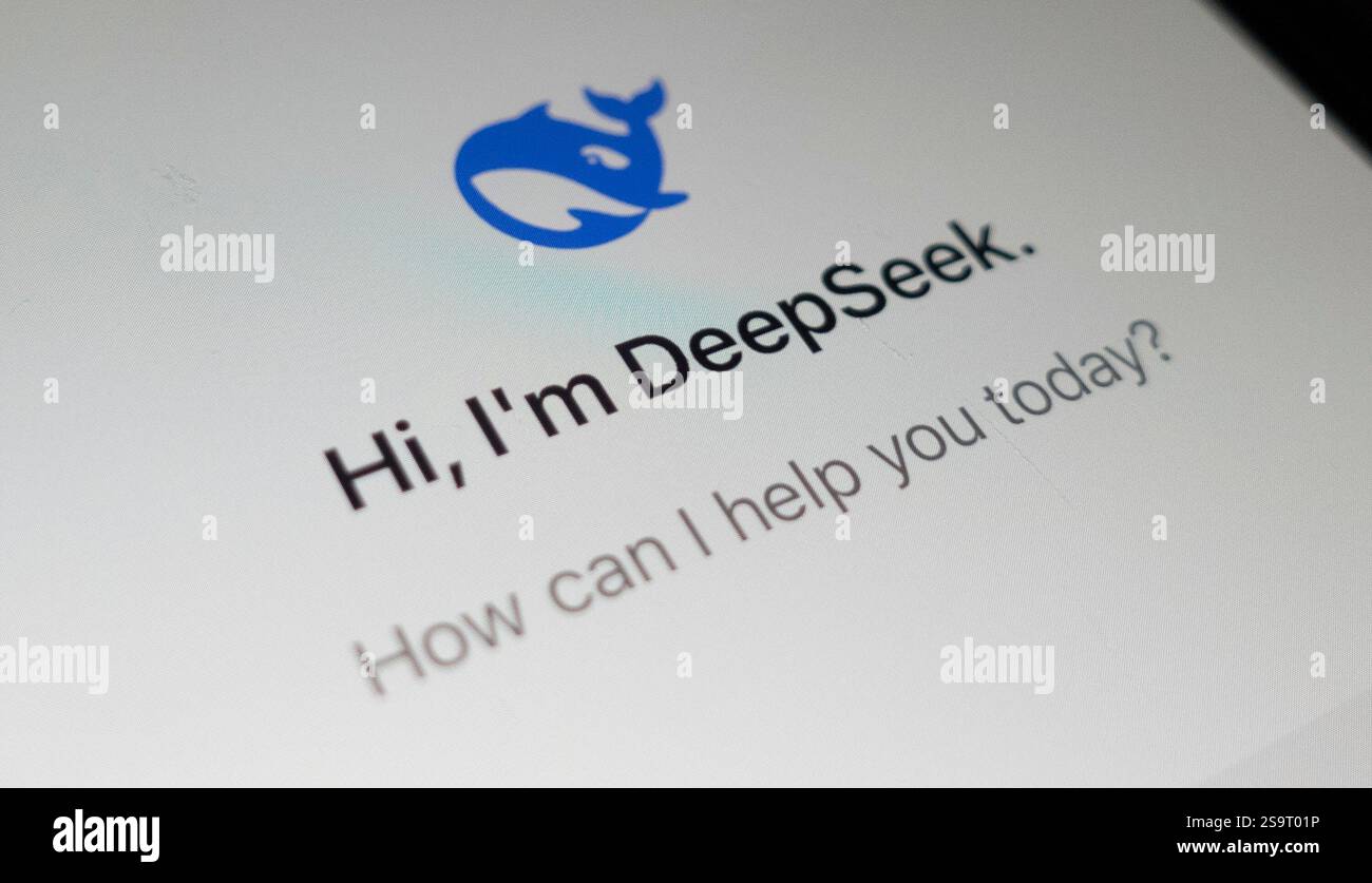 Edimburgo, Regno Unito. 27 gennaio 2024. Persona che utilizza l'app DeepSeek su uno smartphone. Il successo del nuovo chatbot cinese di intelligenza artificiale DeepSeek fa precipitare le scorte tecnologiche in tutto il mondo. Il nuovo chatbot minaccia di abbinare le prestazioni dei principali concorrenti globali a un costo inferiore. Iain Masterton/Alamy Live News Foto Stock