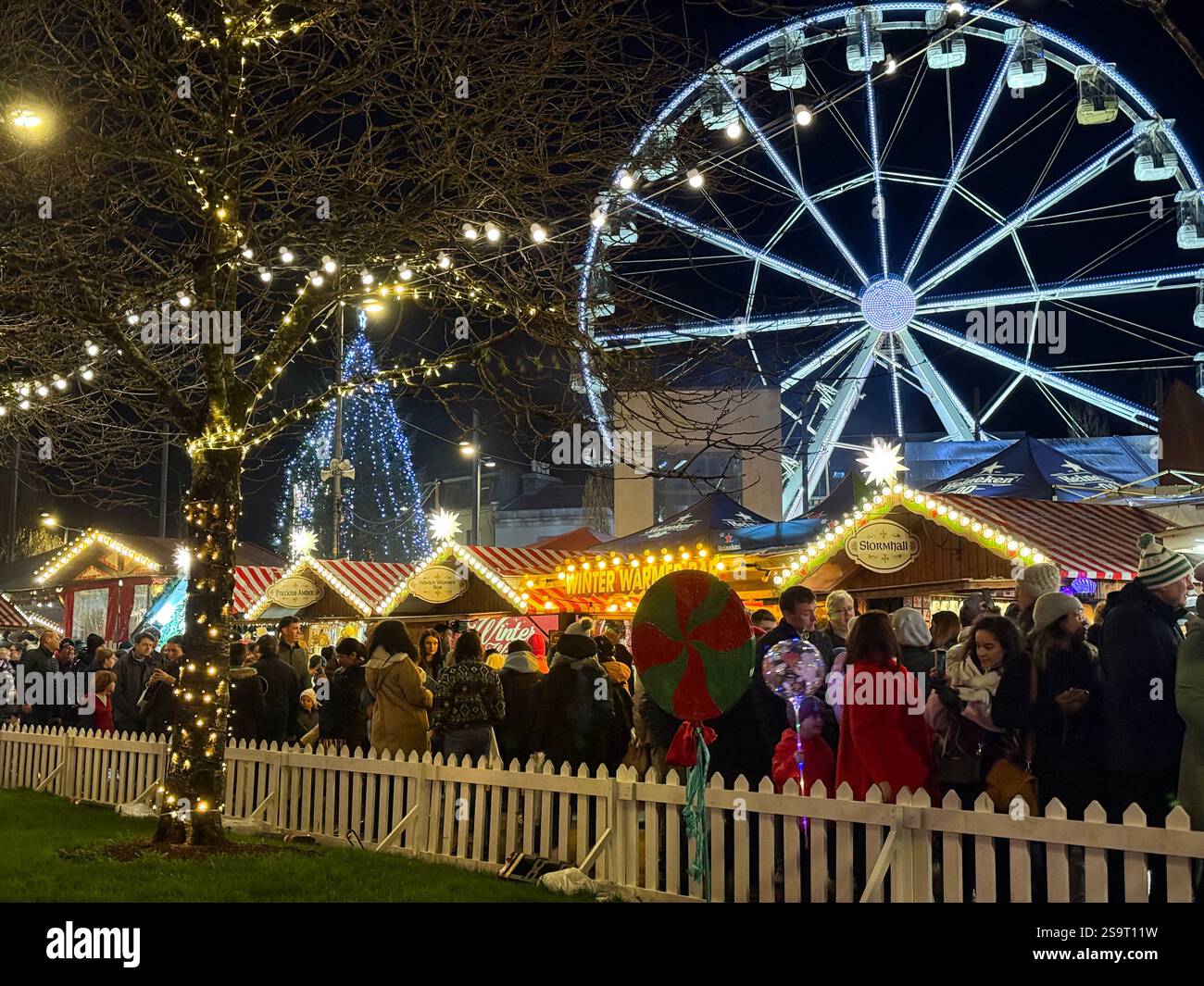 Una scena al mercatino di Natale della città di Galway, Irlanda, 2024 Foto Stock