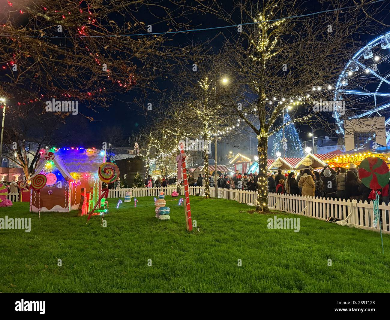 Una scena al mercatino di Natale della città di Galway, Irlanda, 2024 Foto Stock
