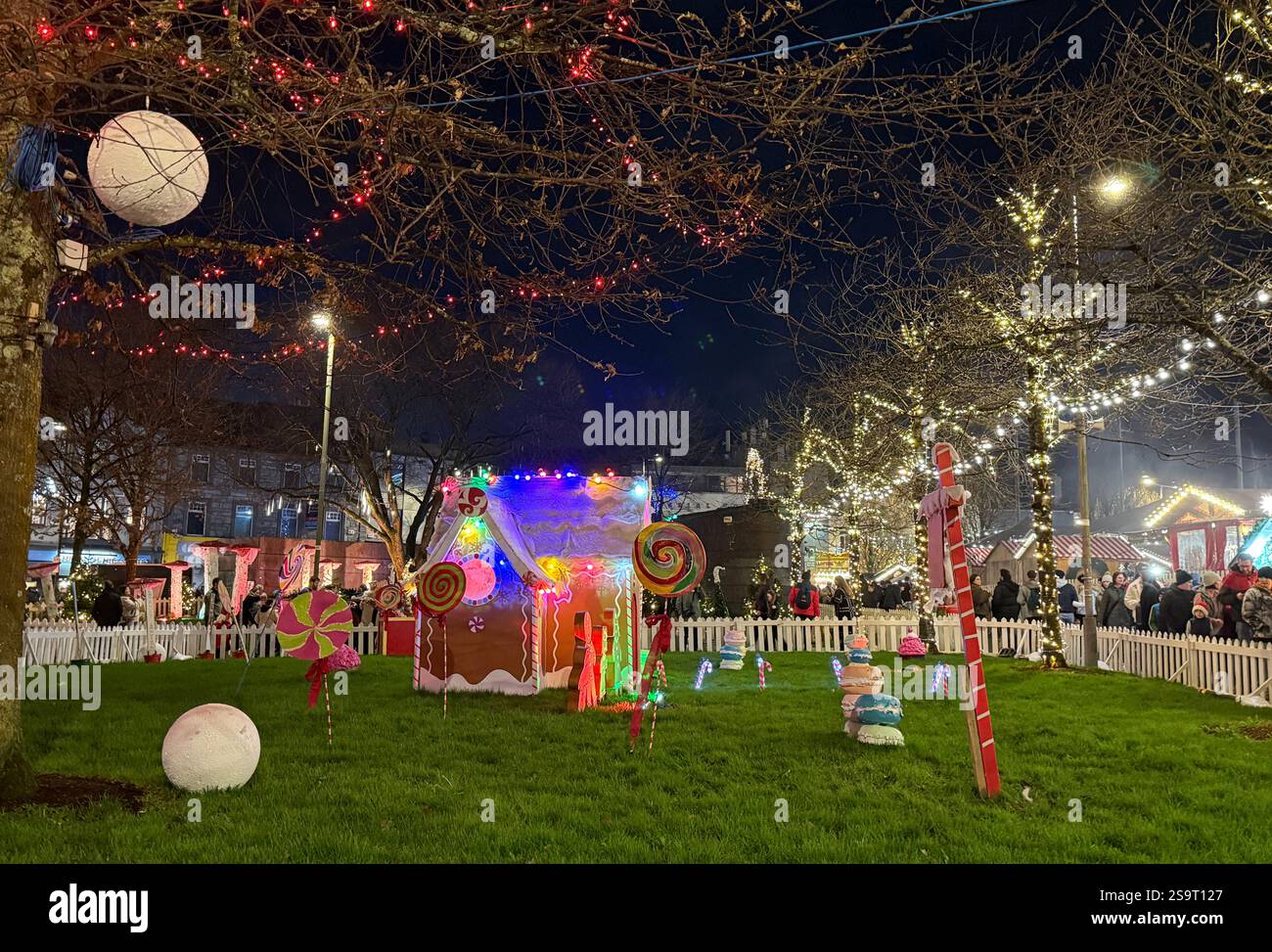 Una scena al mercatino di Natale della città di Galway, Irlanda, 2024 Foto Stock