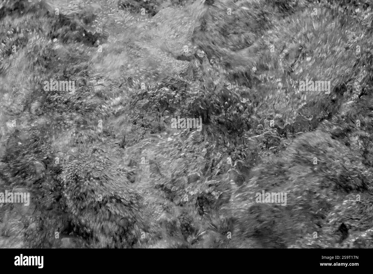 Acque turbolente schiumose alle rapide, Nukarinkoski, Nurmijärvi, Finlandia. Foto Stock