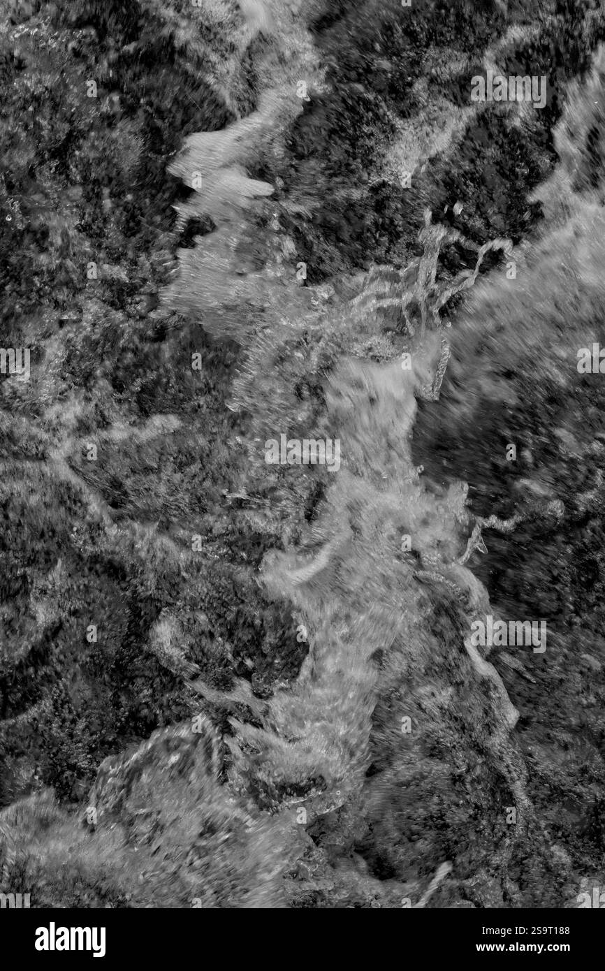 Acque turbolente schiumose alle rapide, Nukarinkoski, Nurmijärvi, Finlandia. Foto Stock