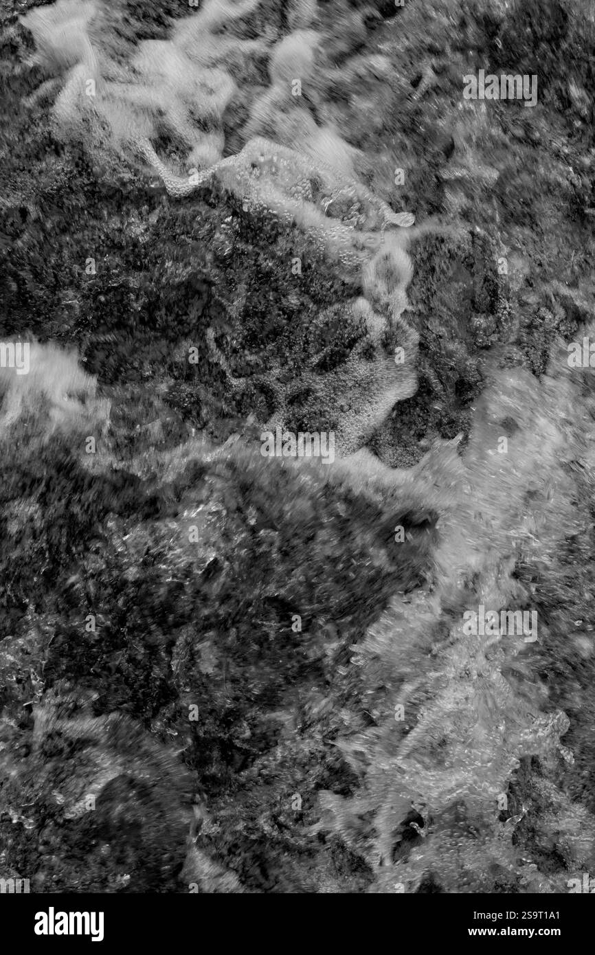 Acque turbolente schiumose alle rapide, Nukarinkoski, Nurmijärvi, Finlandia. Foto Stock