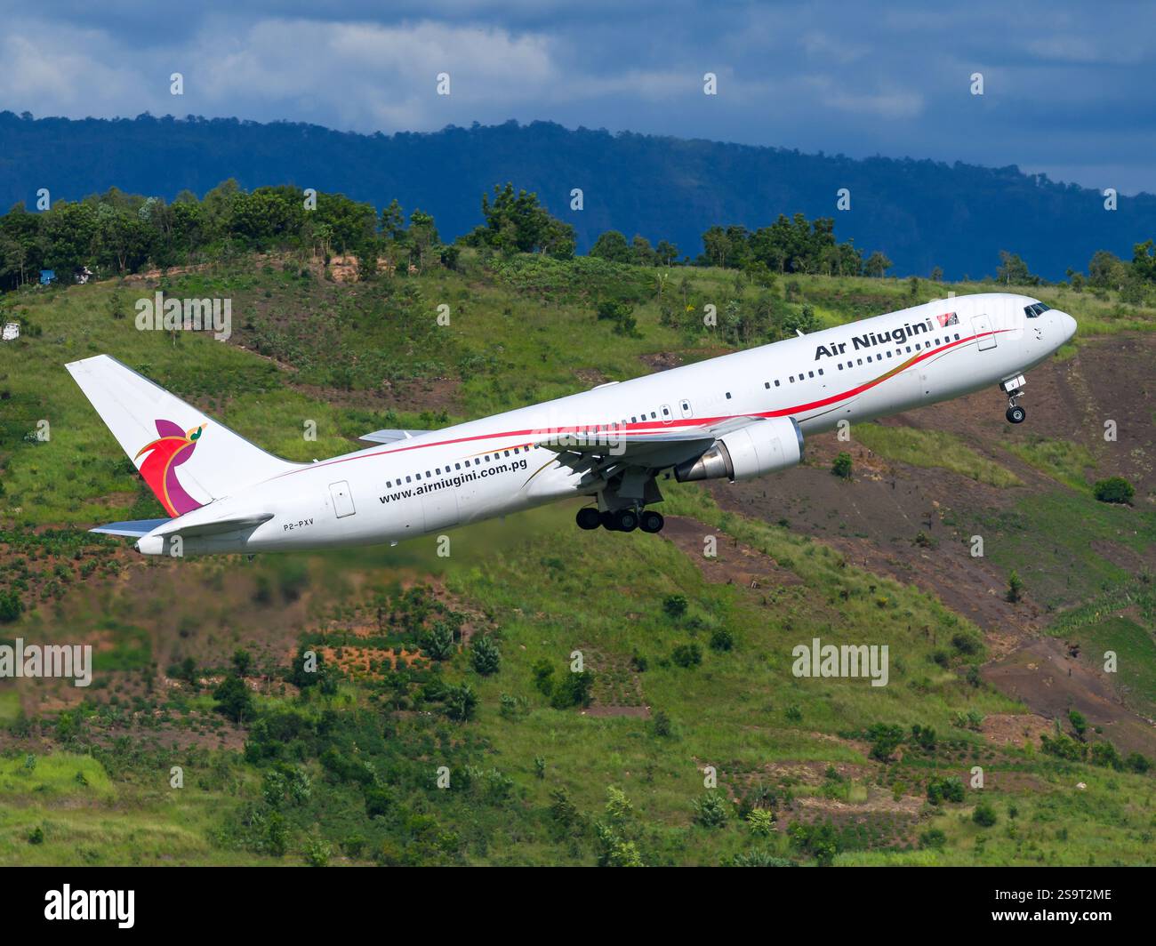 Air Niugni Boeing 767-300 in decollo. Aereo 767 della compagnia aerea Air Niugini. Aereo B767. Foto Stock