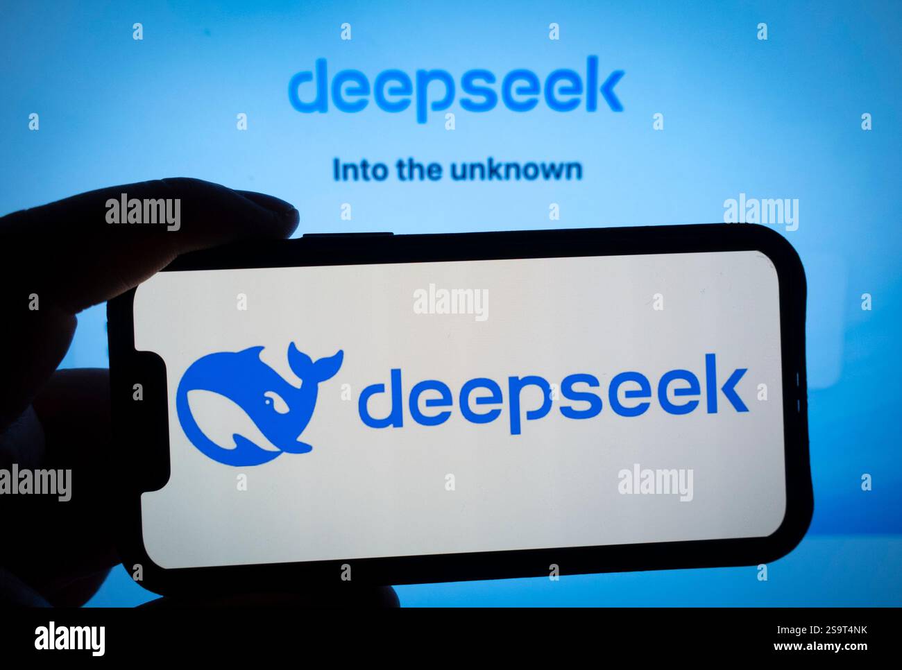 Edimburgo, Regno Unito. 27 gennaio 2024. Persona che utilizza l'app DeepSeek su uno smartphone. Il successo del nuovo chatbot cinese di intelligenza artificiale DeepSeek fa precipitare le scorte tecnologiche in tutto il mondo. Il nuovo chatbot minaccia di abbinare le prestazioni dei principali concorrenti globali a un costo inferiore. Iain Masterton/Alamy Live News Foto Stock