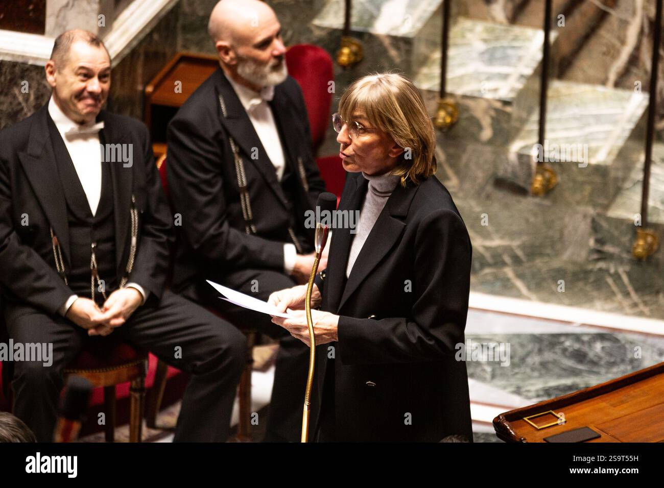 Parigi, Francia. 22 gennaio 2025. Valérie Létard, ministro associato al ministro della pianificazione regionale e del decentramento con responsabilità per l'edilizia abitativa, interviene durante la sessione delle interrogazioni rivolte al governo all'Assemblea nazionale. Una sessione settimanale di interrogatori sul governo francese si svolge all'emiciciclo dell'Assemblea nazionale. (Foto di Telmo Pinto/SOPA Images/Sipa USA) credito: SIPA USA/Alamy Live News Foto Stock