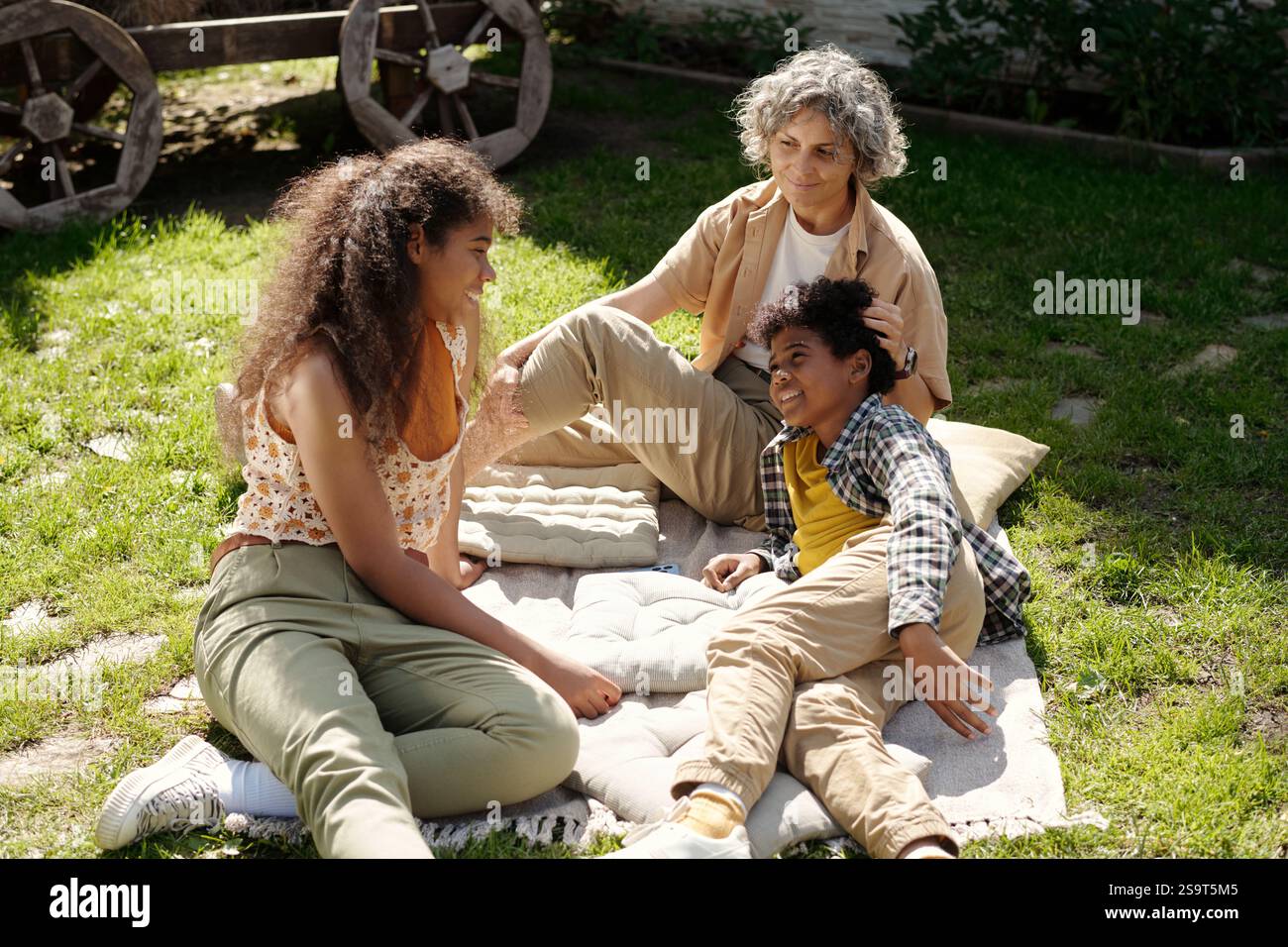 Goditi il tempo libero in famiglia all'aperto nel pomeriggio soleggiato Foto Stock